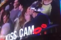 Na 'Câmera do Beijo' da NBA, garota é ignorada pelo namorado e beija o vizinho (assista)