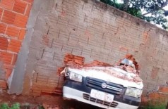 Condutor teria perdido o controle do carro e colidido contra o muro da instituição de ensino (Reprodução/Facebook)