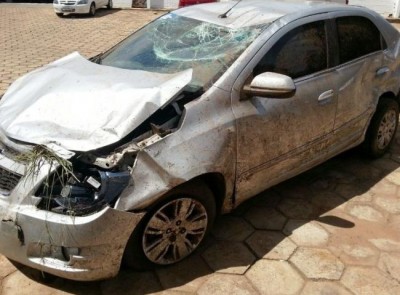 Veículo capotou na pista; apesar do susto, ocupantes passam bem (PC de Souza)