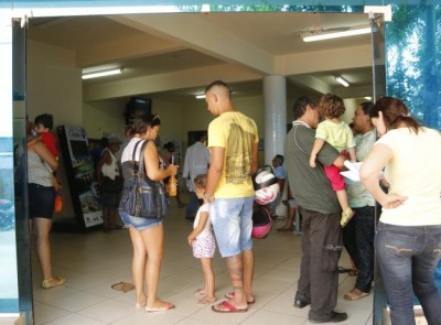 População sofre com postos de saúde lotados e lentidão no atendimento (Reprodução)