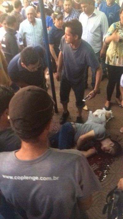 Homem é assassinado com 16 tiros de pistola e pedestre leva bala perdida