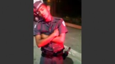 PM é gravado dormindo em pé em horário de trabalho por colega
