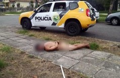 Homem é preso pela PM após se exercitar pelado no meio da rua