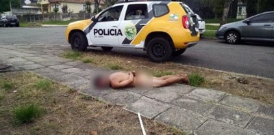 Homem é preso pela PM após se exercitar pelado no meio da rua