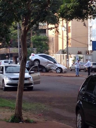 Cruze foi parar sobre lixeira depois de ser atingido por outro veículo (94 FM Você na Redação)