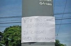 Cartaz pregado em lombada eletrônica mostra descontentamento da população com a administração municipal (Reprodução)