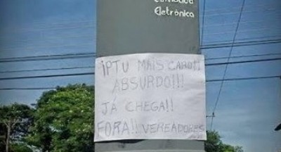 Cartaz pregado em lombada eletrônica mostra descontentamento da população com a administração municipal (Reprodução)
