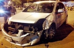 Um dos carros envolvido no acidente ficou com a frente destruída (Reprodução)