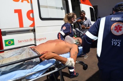 Pedreiro foi socorrido junto com o dono da residência e encaminhado para o hospital (Sidnei Bronka)