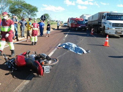 Motociclista morre ao ter cabeça esmagada por carreta em Naviraí