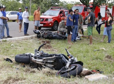 Um dos motociclistas foi levado inconsciente para a Santa Casa (Minamar Júnior)