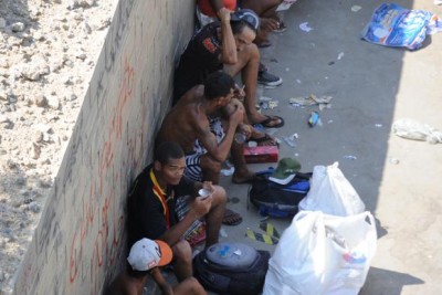 Usuários de crack concentram-se nas imediações das obras da Trasncarioca, na Avenida Brasil, próximo ao Comple... (Tânia Rêgo/Agência Brasil)