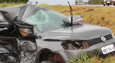 Um dos carros envolvido no acidente ficou destruído (Sidrolândia News)