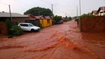 Temporal provoca alagamentos em Angélica