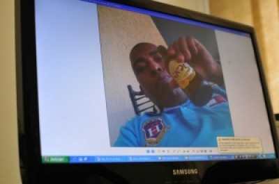 Acusado de aplicar golpe se exibe tomando cerveja no Facebook (Reprodução)