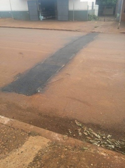 Rua com asfalto ‘liso’ tem operação Tapa Buraco em Dourados