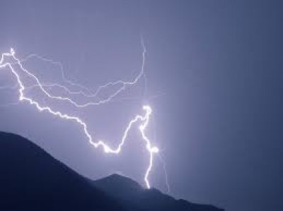 Na frente do computador e do celular, jovem é atingida por raio em MS