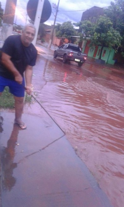 Moradores fazem trabalho da prefeitura ao limparem bueiro em Dourados