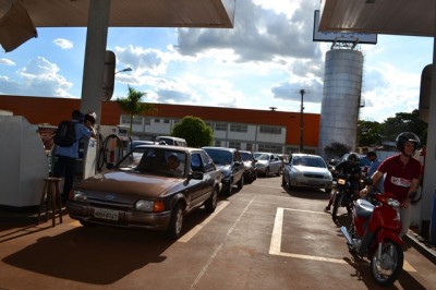 Contra aumento da gasolina, grupo de se reúne e faz ‘buzinaço’ em Dourados