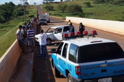 Condutor embriagado e sem carteira de habilitação colide em motociclista