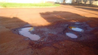 Buracos tomam conta das ruas do Campo Dourado e prefeitura não faz recapeamento (94 FM Você na Redação)