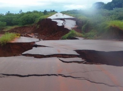 Asfalto não resistiu às enxurradas e cedeu formando uma cratera na pista (Nova Notícias)