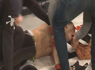 IMAGENS CHOCANTES: Lutador de MMA tem convulsões após sofrer nocaute (assista)