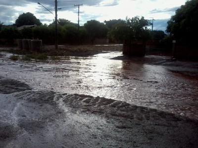 Em Dourados, moradores sofrem com ruas tomadas por alagamento e barro, após chuva