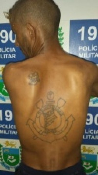 Homem tem carro roubado, liga para a polícia e acaba preso