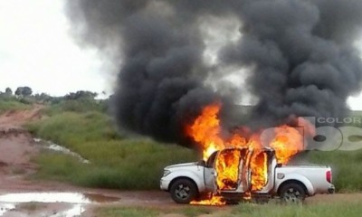 Caminhonete usada no crime foi incendiada e abandonada na estrada (ABC Color)