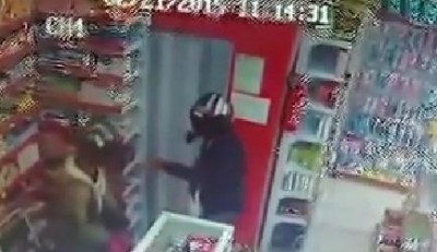 Criminosos foram filmados por câmera de segurança instalada no interior da farmácia (Reprodução)