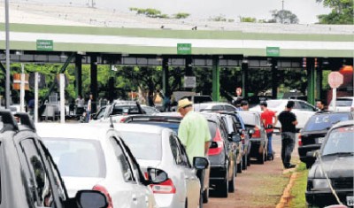 Itens são verificados durante a vistoria, que tem gerado longas filas (Bruno Henrique/Correio do Estado)