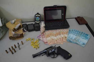 Dois adultos foram presos e dois menores apreendidos na operação policial (Sidnei Bronka (94 FM))