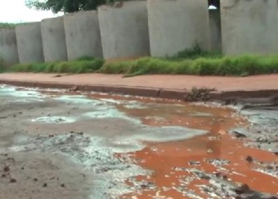 Praça está completamente tomada pelo mato e por enormes tubulações que deveriam ter sido instaladas nas ruas (94 FM)