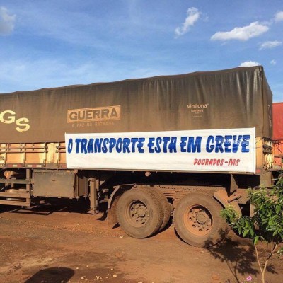 Caminhoneiros protestam e fecham o entroncamento do Trevo da Bandeira em Dourados