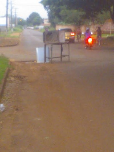 Improviso para sinalizar buraco na rua agrava o risco de acidentes (94 FM Você na Redação)