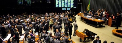 Câmara aumenta verba de gabinete e libera passagens para esposas e maridos