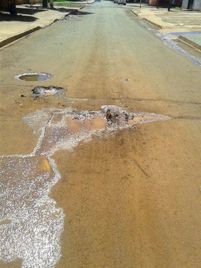 Leitora reclama de água vazando em rua de Dourados há quatro dias