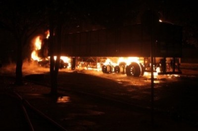 Na terça-feira (24), uma carreta estacionada na esquina das ruas Doze e Quinze, foi consumida pelo fogo (Reprodução)