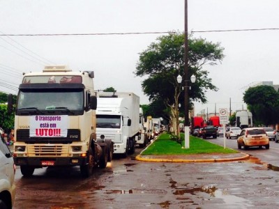 Douradenses vão às ruas em apoio ao protesto dos caminhoneiros