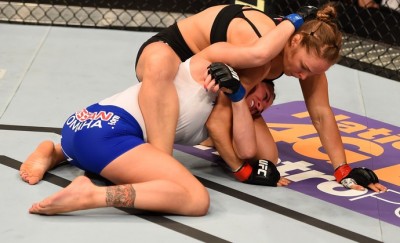 Ronda Rousey prepara a chave de braço com a qual finalizou Cat Zingano no UFC 184 (Getty Images)
