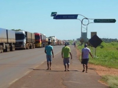 Mais de 150 caminhões ocupam uma faixa, permitindo a passagem de veículos pequenos e ônibus (Nova Notícias)