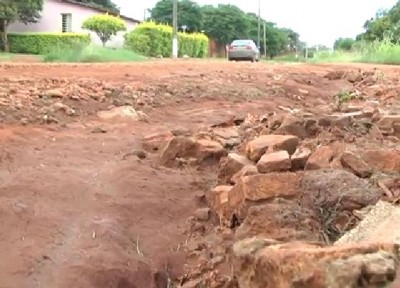 Ruas esburacadas dificultam a locomoção de idosos, que têm deixado até mesmo de ir à igreja (Reprodução)