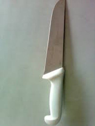 Mulher é esfaqueada na vagina por não cozinhar frango para o marido em MS