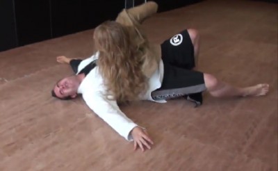Aaron Tru se contorce após sofrer queda de Ronda (Reprodução)