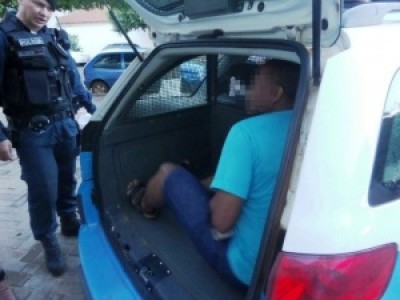 Criança de um ano tem orelha decepada por pitbulls e pai é preso por negligência