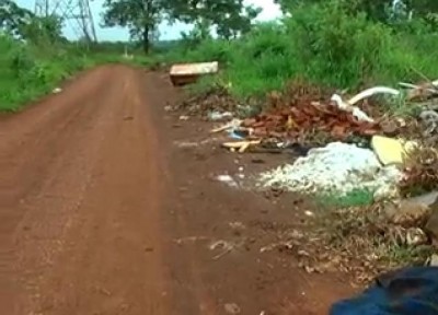 Ruas sem asfalto, tomadas por enormes buracos e verdadeiros lixões a céu aberto por todos os lados revoltam mo... (Reprodução/94 FM)