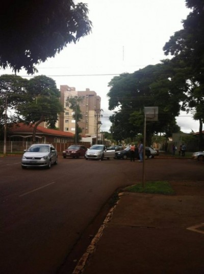 Mais um acidente em Dourados no cruzamento da Monte Alegre com Albino Torraca