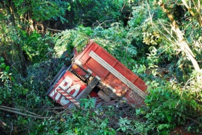 Pneu de carreta carregada com madeira estoura e provoca acidente na BR-267