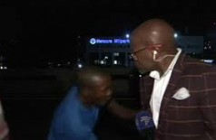 Repórter de TV sul-africana é roubado em frente às câmeras (assista)